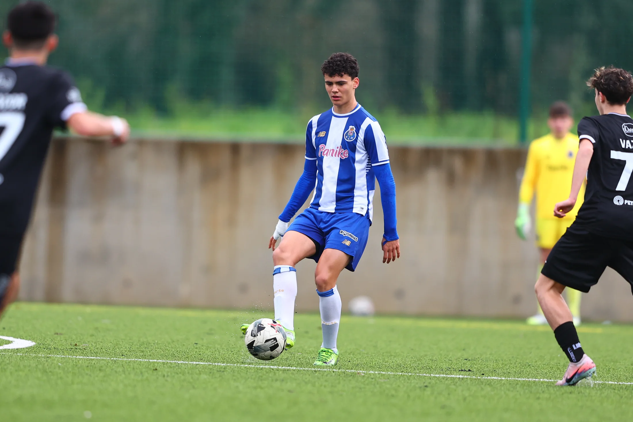 Santiago Ferro em posse de bola pelo FC Porto
